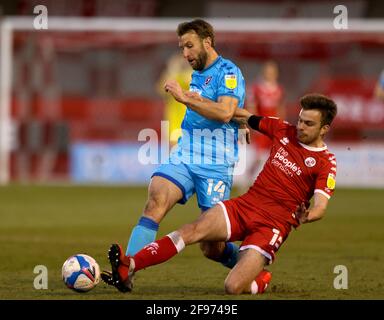 Andy Williams (à gauche) de Cheltenham Town et Archie Davies, de Crawley Town, se battent pour le ballon lors du match Sky Bet League Two au People's Pension Stadium, Crawley. Date de la photo: Vendredi 16 avril 2021. Banque D'Images