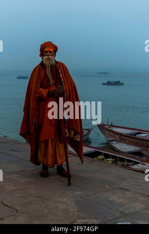 aux ghats, les moines mendiants Banque D'Images