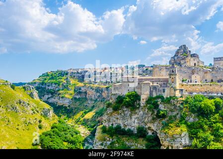 Vue sur les toits de la ville italienne Matera avec san pietro caveoso Banque D'Images