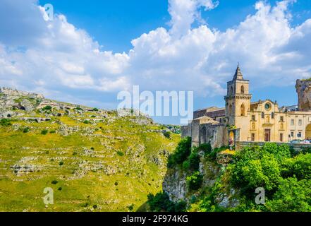 Vue sur les toits de la ville italienne Matera avec san pietro caveoso Banque D'Images