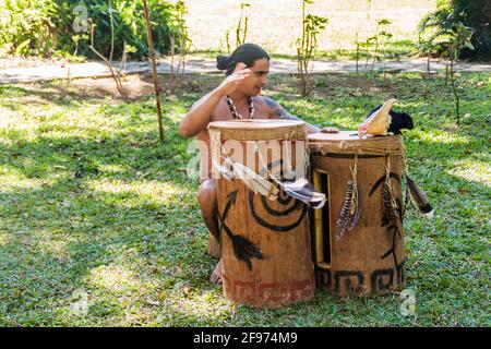 VINALES, CUBA - 18 FÉVR. 2016 : le batteur indigène accueille les touristes à l'entrée de la grotte de Cueva del Indio dans la vallée de Vinales, Cuba Banque D'Images