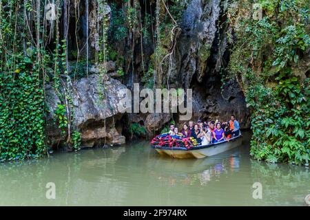 VINALES, CUBA - 18 FÉVRIER 2016 : les touristes en bateau quittent la grotte de Cueva del Indio dans le parc national de Vinales, Cuba Banque D'Images