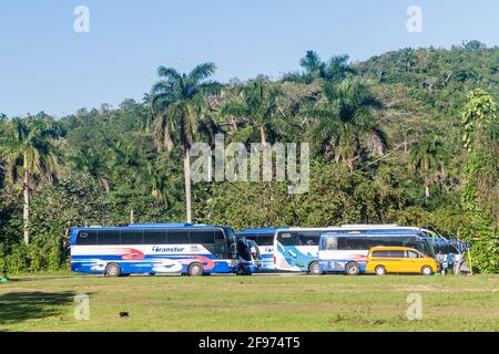 VINALES, CUBA - 18 FÉVRIER 2016 : bus à l'entrée de la grotte de Cueva del Indio dans la vallée de Vinales, Cuba Banque D'Images