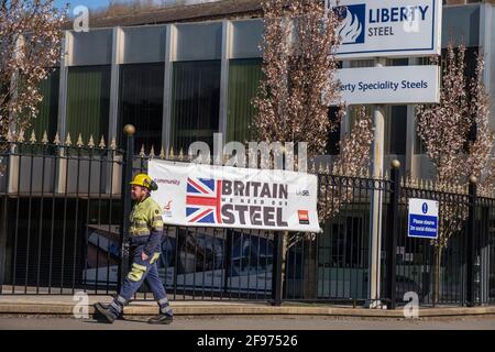 Sheffield, Royaume-Uni, 16 avril 2021. L'usine Stocksbridge de Liberty Steel, dirigée par l'Indien britannique Sanjeev Gupta. L'avenir de l'usine reste incertain à la suite de l'effondrement du financier principal du groupe Greensill Capital, UN travailleur passe devant le panneau Liberty Steel Works à Stocksbridge, près de Sheffield, au nord de l'Angleterre, le vendredi 16 avril 2021. Banque D'Images