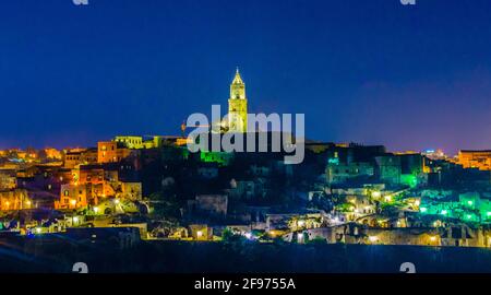 Vue nocturne de la ville italienne Matera Banque D'Images