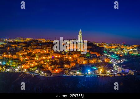 Vue nocturne de la ville italienne Matera Banque D'Images