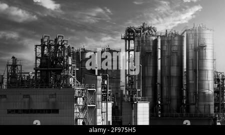 Pétrole et gaz industrie pétrochimique. Usine pétrochimique de raffinerie de pétrole de la zone industrielle chimique d'Osaka au Japon. Beaucoup de réservoir de stockage d'huile et p Banque D'Images