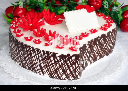 Gâteau aux fraises et chantilly fleurs fête des mères, saint valentin Banque D'Images