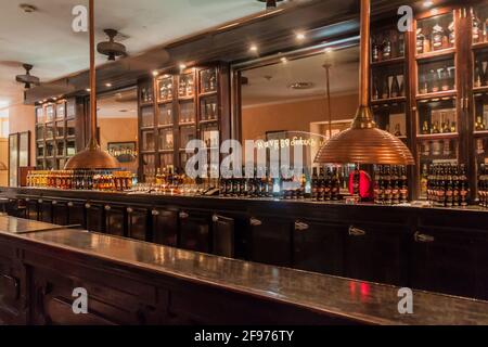 LA HAVANE, CUBA - 23 FÉVRIER 2016 : le bar du club de la Havane dans le musée Museo del Ron Rum à la Havane. Banque D'Images