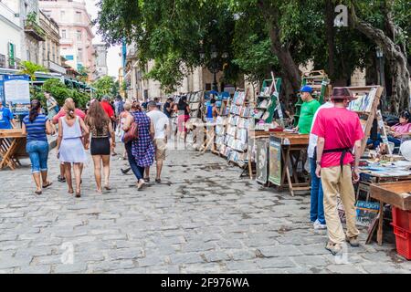 LA HAVANE, CUBA - 23 FÉVRIER 2016 : stands de souvenirs sur la place Plaza de Armas à la Havane. Banque D'Images