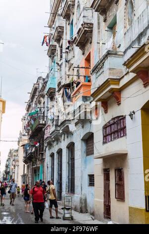 LA HAVANE, CUBA - 23 FÉVRIER 2016 : vue sur une rue de la vieille Havane Banque D'Images