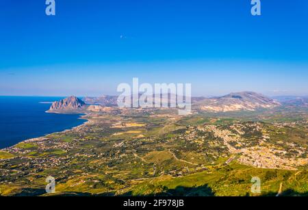 Vue aérienne de la côte sicilienne dominée par monte cofano, Italie Banque D'Images