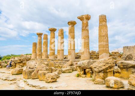 Vue sur les ruines du temple d'Hercules dans la vallée des temples près d'Agrigento en Sicile, Italie Banque D'Images