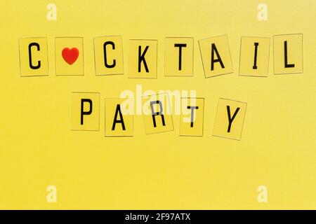 Disco, texte de fête sur un papier jaune. Masque de mascarade, ballons, confetti, noeuds en papier faits à la main Banque D'Images