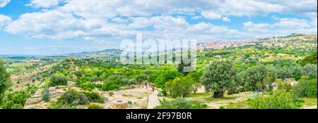 Vue sur la ville sicilienne d'Agrigento sur la vallée des temples, Sicile, Italie Banque D'Images