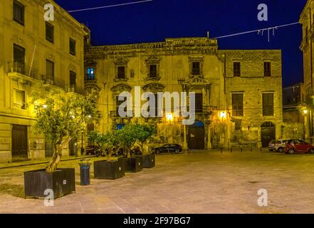 Vue nocturne sur la place Piazza Bologni à Palerme, Sicile, Italie Banque D'Images