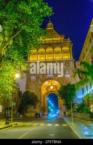Vue nocturne de la Porta Nuova à Palerme, Sicile, Italie Banque D'Images