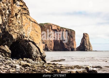 Les immenses formations rocheuses dans le golfe du Saint-Laurent, à l'extrémité de la Gaspésie, au Québec, Canada. Banque D'Images