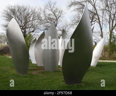 Chicago, Illinois, États-Unis. 16 avril 2021. La sculpture en métal de Yoko Ono SkyLanding (également orthographié Sky Landing), est présentée sur l'île boisée à Jackson Park à Chicago, le vendredi 16 avril 2021. La sculpture faite de 12 pétales en acier inoxydable, chacun de 12 pieds de haut, a été dévoilée en 2016. (Image de crédit : © Mark HertzbergZUMA Wire) Banque D'Images