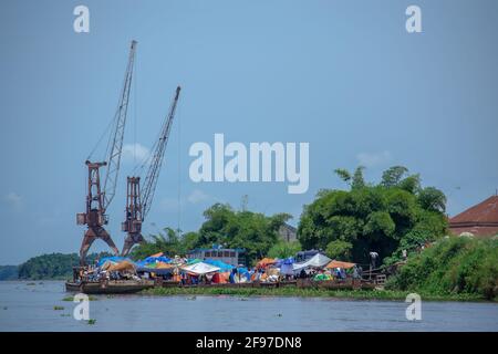 RDC: Les grues brisées de Bumba, destinées à aider à charger les milliers de tonnes de cargaison envoyée à Kinshasa, qui est à la place chargé manuellement sac par sac. Banque D'Images