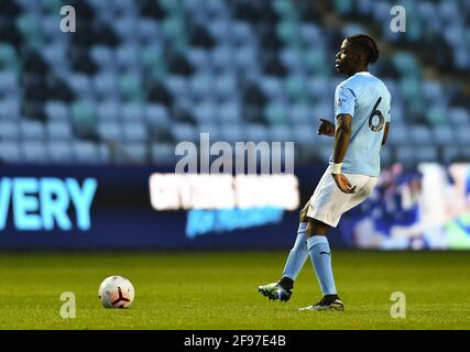 Manchester, Royaume-Uni. 16 avril 2021. Roméo Lavia (6 Manchester City) lors du match Premier League 2 entre Manchester City et Manchester United au stade Academy de Manchester, en Angleterre. Crédit: SPP Sport presse photo. /Alamy Live News Banque D'Images