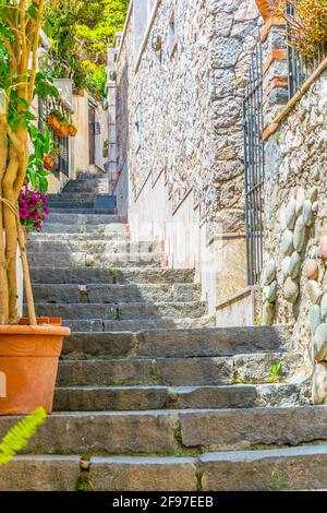 Vue sur un sentier escarpé reliant Isola Bella et Taormina, Sicile, Italie Banque D'Images