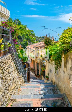 Vue sur un sentier escarpé reliant Isola Bella et Taormina, Sicile, Italie Banque D'Images