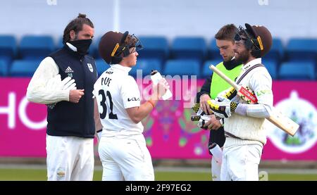 16 avril 2021. Londres, Royaume-Uni. Ollie Pope et Ben Foakes de Surrey prennent une pause en battant tandis que Surrey prend Leicestershire dans le County Championship au Kia Oval, deuxième jour. David Rowe/Alay Live News Banque D'Images