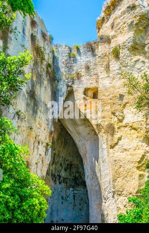 Grotte d'Orecchio di Dionisio dans le parc archéologique de Neapolis, Sicile, Italie Banque D'Images