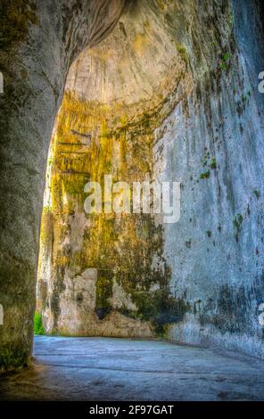 Grotte d'Orecchio di Dionisio dans le parc archéologique de Neapolis, Sicile, Italie Banque D'Images