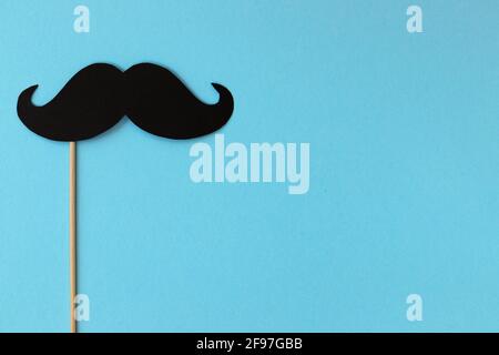 stand de photo porte la moustache noire sur fond bleu, joyeux fête des pères Banque D'Images