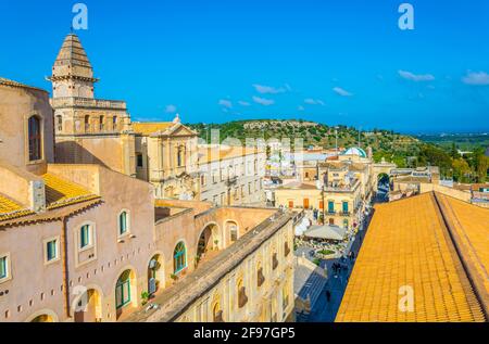 Vue aérienne de Noto incluant Chiesa di San Francesco d'Assisi all'Immacolata et porta reale, Sicile, Italie Banque D'Images