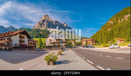 Vue panoramique sur les pics magiques des Dolomites, les forêts et les hôtels à la journée ensoleillée et au ciel bleu, Colfosco, Corvara, à Puez-Geisler, parc naturel de Puez-Odle, S Banque D'Images