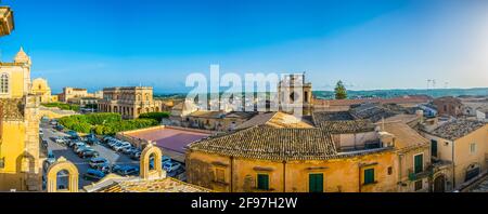 Vue aérienne de Noto incluant la basilique Santissimo Salvatore et le Palazzo Ducezio, Sicile, Italie Banque D'Images