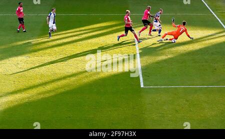 Adam Armstrong, de Blackburn Rovers, tente de tirer sur le but, mais il est sauvé par le gardien de but du comté de Derby, David Marshall, lors du match du championnat Sky Bet à Ewood Park, Blackburn. Date de la photo: Vendredi 16 avril 2021. Banque D'Images