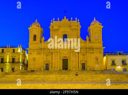 Vue nocturne de la basilique Minore di San Nicolò à Noto, Sicile, Italie Banque D'Images