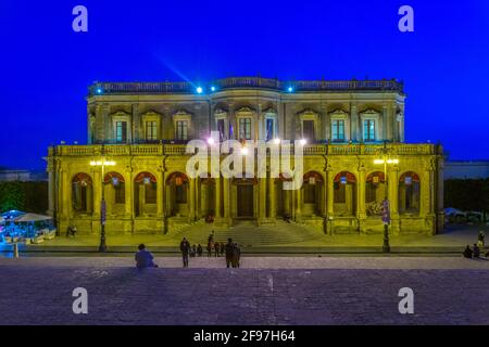 Vue sur le palais Ducezio au coucher du soleil à Noto, Sicile, Italie Banque D'Images