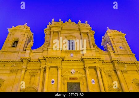 Vue nocturne de la basilique Minore di San Nicolò à Noto, Sicile, Italie Banque D'Images