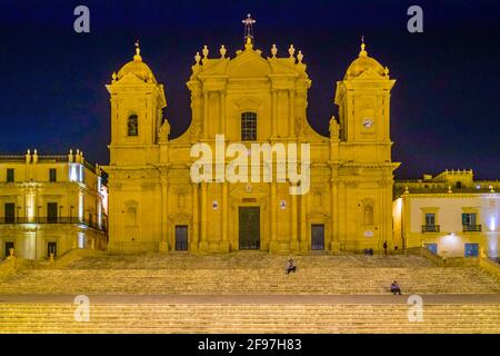 Vue nocturne de la basilique Minore di San Nicolò à Noto, Sicile, Italie Banque D'Images