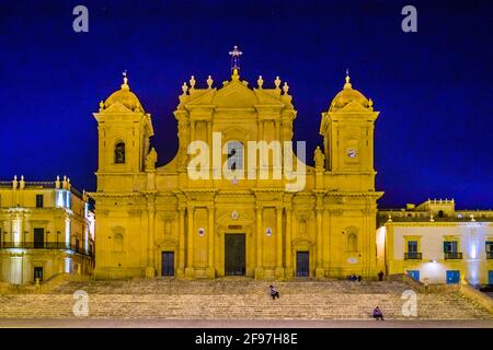 Vue nocturne de la basilique Minore di San Nicolò à Noto, Sicile, Italie Banque D'Images