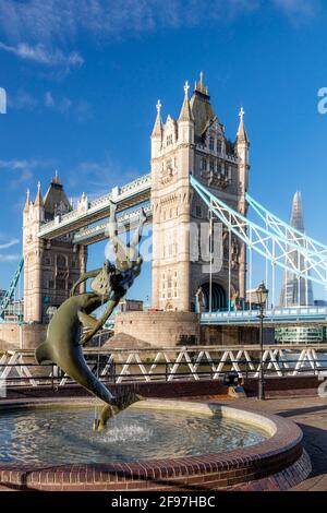 David Wynne's Girl avec une statue de dauphin et une fontaine sous le Tower Bridge, Londres, Angleterre, Royaume-Uni Banque D'Images