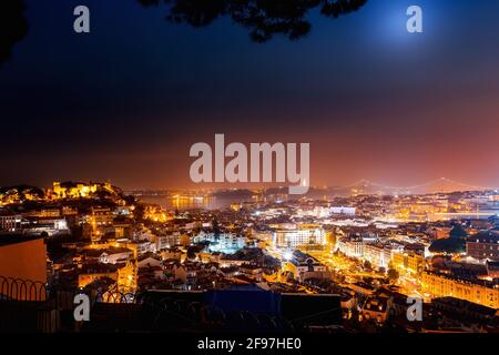 Lisbonne de nuit avec pont en arrière-plan, Portugal, Europe Banque D'Images