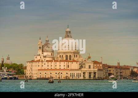 Vue colorée sur la basilique Santa Maria della Salute et le Grand Canal animé au coucher du soleil, Venise, Italie Banque D'Images