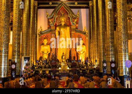 Thaïlande, Chiang Mai, temple Wat Chedi Luang, salle de prière, moines, Banque D'Images