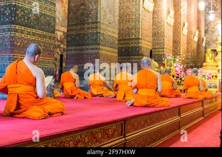 Thaïlande, Bangkok, scènes dans le temple Wat Pho, salle de prière, moines, Banque D'Images