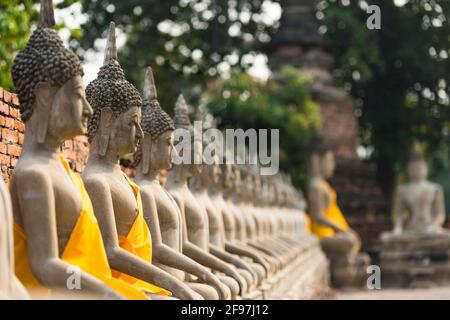 Thaïlande, Ayutthaya, statues dans le temple Wat Yai Chai Mongkol Banque D'Images