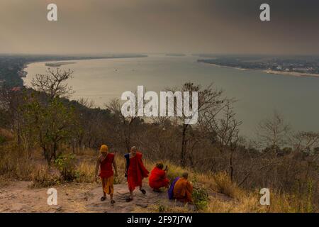 Laos, Pakse, le temple Vat Phou Salao, les moines, Banque D'Images