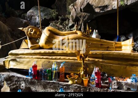 Laos, Vang Vieng, grotte de Phou Kham, Bouddha couché, doré Banque D'Images