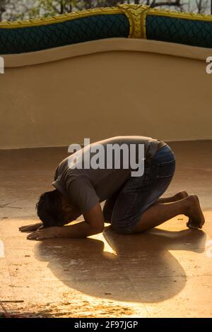 Laos, Pakse, le temple Vat Phou Salao, homme, prière, aviron, Banque D'Images