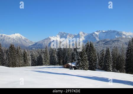 Les montagnes du Karwendel, derrière la forêt d'hiver enneigée, l'hiver à Werdenfelser Land, Europe, Allemagne, Bavière haute-Bavière, temps de rêve, Krün près de Mittenwald Banque D'Images